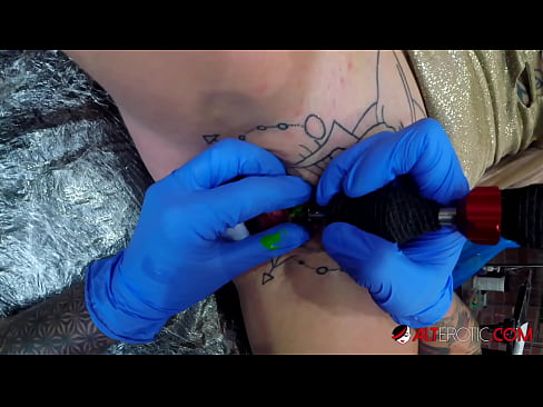 ❤️ Estremamente tatuato hottie Sully Savage ottenuto un tatuaggio sul suo clitoride ️❌ Super sessoal it.osagoassist.ru ☑